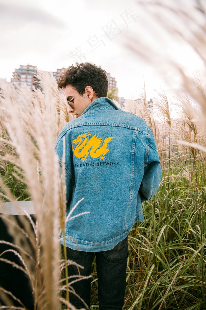 牛仔帅哥背影图片