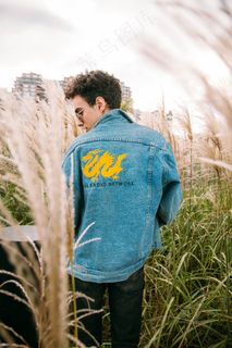 牛仔帅哥背影图片