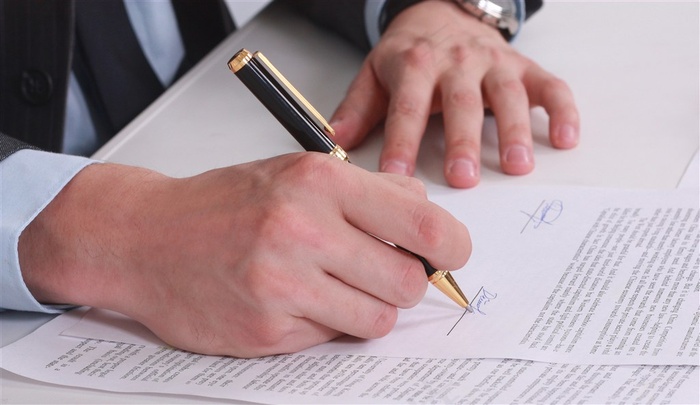 正在签署合同的商务人士高清图片素材