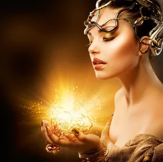 手捧金子创意造型美女图片 手捧金子创意造型美女图片