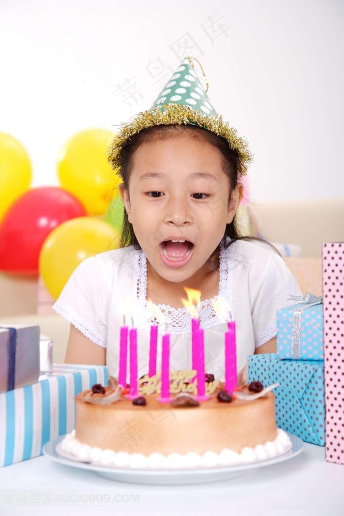 吹蜡烛的小女孩