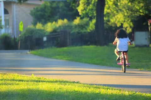 骑自行车女孩背影图片