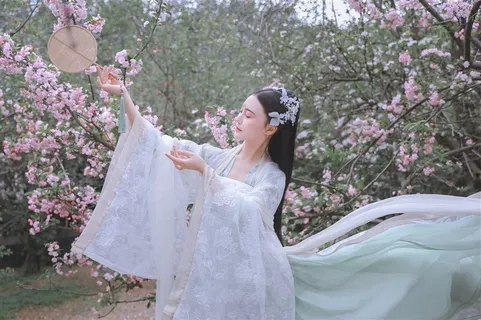 桃树林起舞的古装美女图片 桃树林起舞的古装美女图片