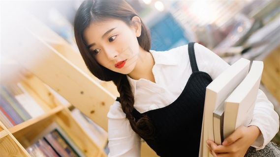 黄色调美女图书馆图片