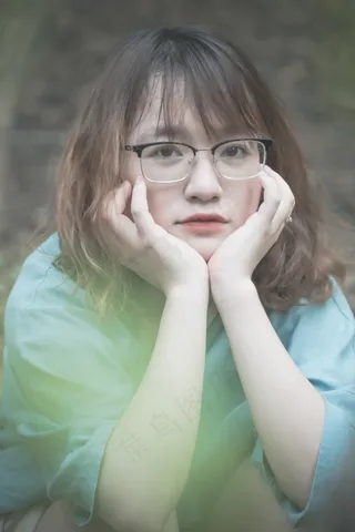 双手捧脸的女生图片