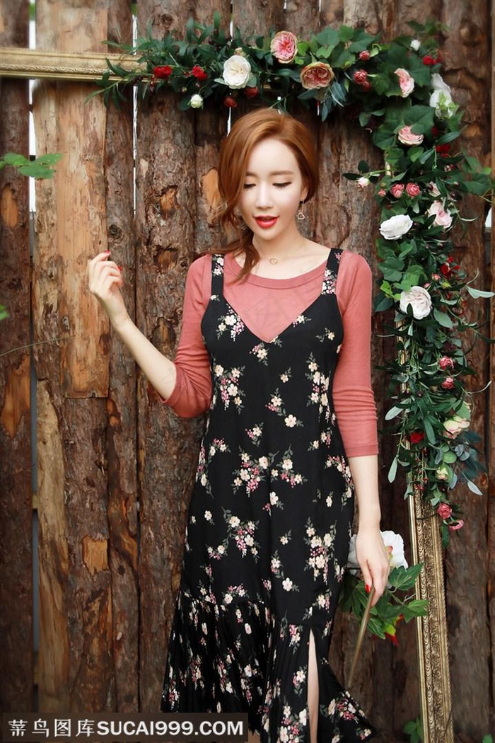 站在木门边的韩国美女李妍静高清图片