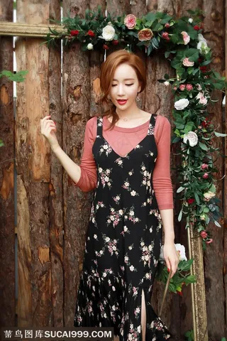 站在木门边的韩国美女李妍静高清图片