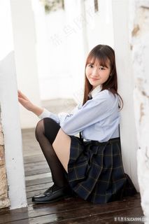 坐在地板上的日本JK制服美女学生图片