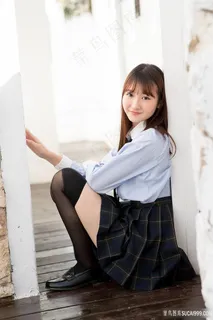 坐在地板上的日本JK制服美女学生图片 坐在地板上的日本JK制服美女学生图片