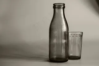静物玻璃瓶黑白图片