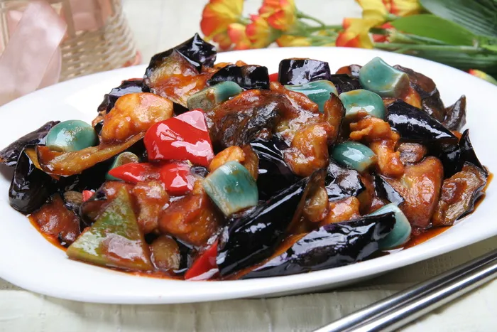 东菇鸡丁焖茄子 15元