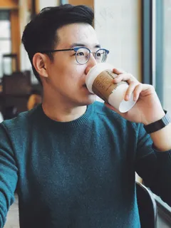 喝咖啡的韩国帅哥图片 喝咖啡的韩国帅哥图片