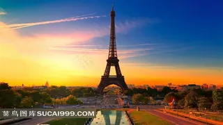 夕阳下的法国巴黎埃菲尔铁塔