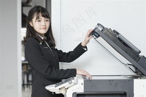 在复印文件的商务人员