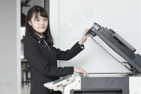 在复印文件的商务人员 在复印文件的商务人员