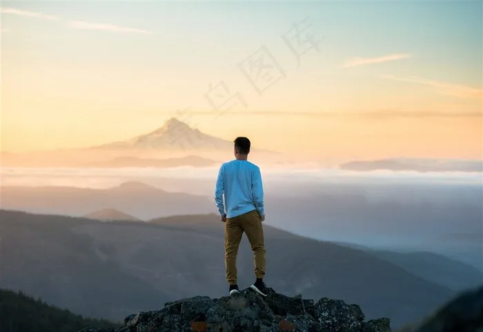 站在高山上远眺的男子