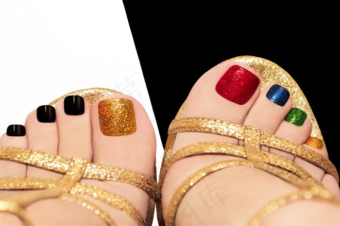 一双涂着彩色指甲油的脚