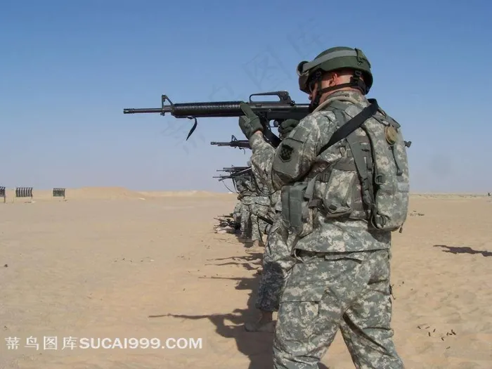 沙漠上射击训练的一排士兵