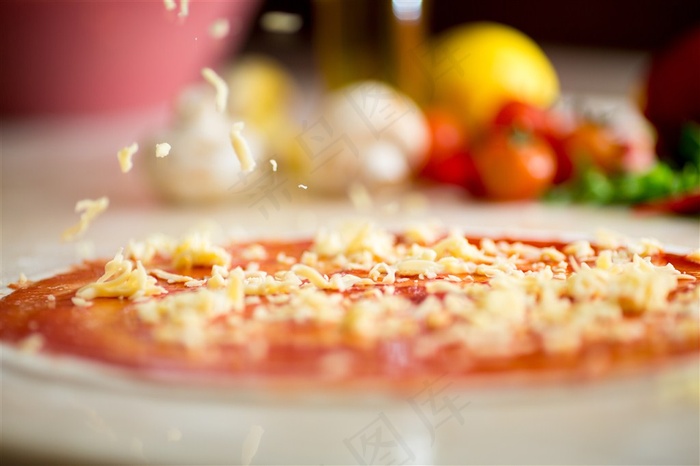 正在制作的美味披萨