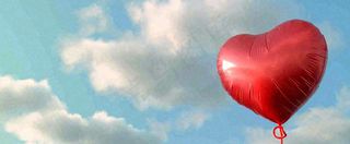 蓝天白云红色爱心气球情人节浪漫爱情摄影图