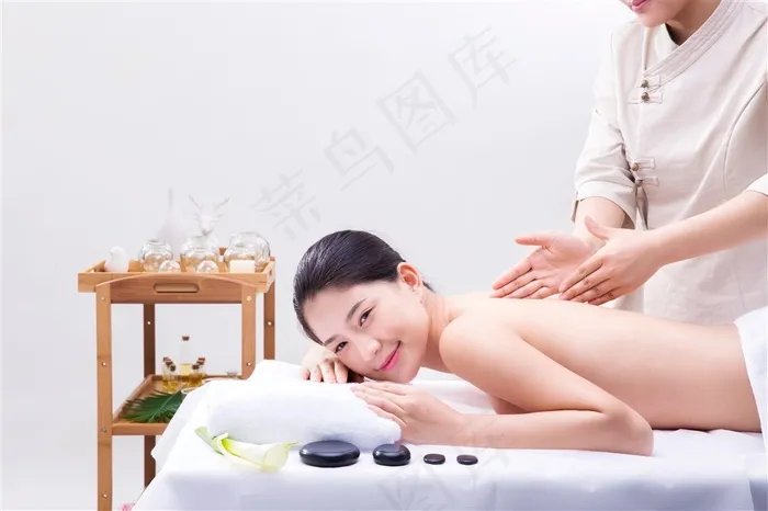 在做背部按摩的美女精美图