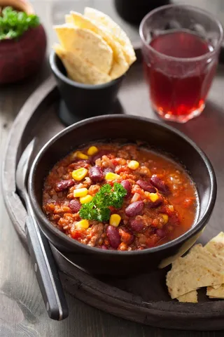 饮料薯片跟美味的肉酱