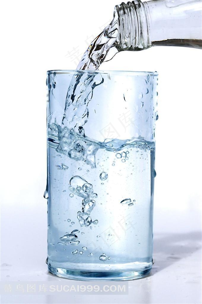 倒进玻璃杯的矿泉水图片素材