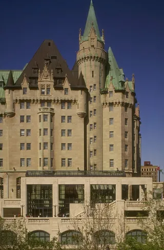 蓝天下的古建筑城堡