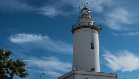 蓝天下白色灯塔图片