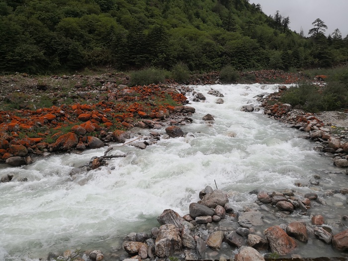 海螺沟的红石头