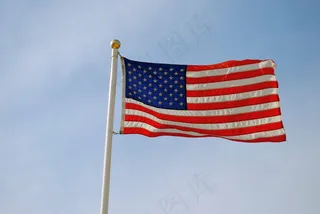 旗杆上飘扬美国国旗图片