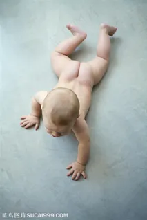 可爱婴儿 光着身子爬行的外国小孩