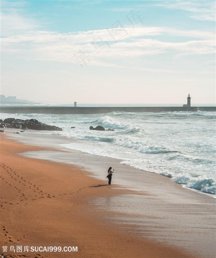 一个人行走在海边沙滩上
