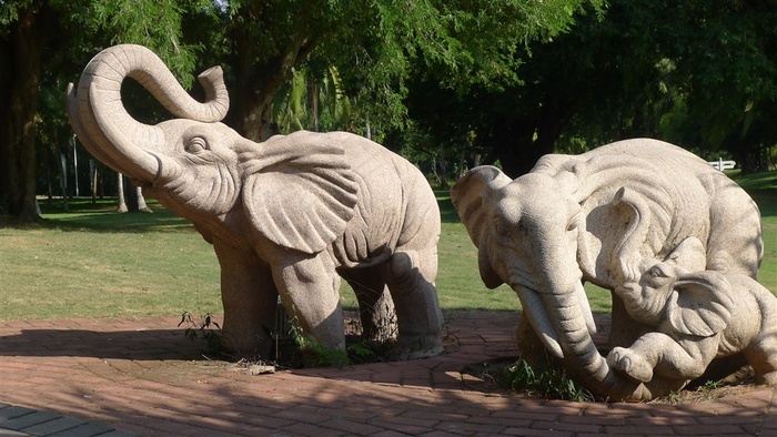 草地上可爱的石雕小象