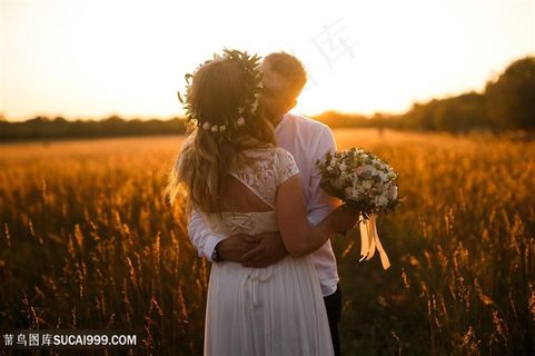 夕阳下浪漫的情侣