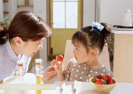 妈妈和女儿吃草莓