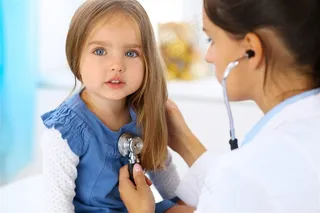 检查身体的可爱宝宝高清摄影图片素材