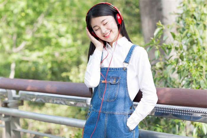 听音乐的青春美女