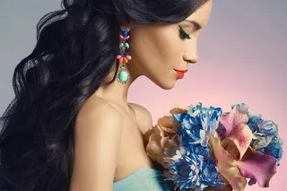 拿着花束的抹胸装美女摄影性感美女美容图片