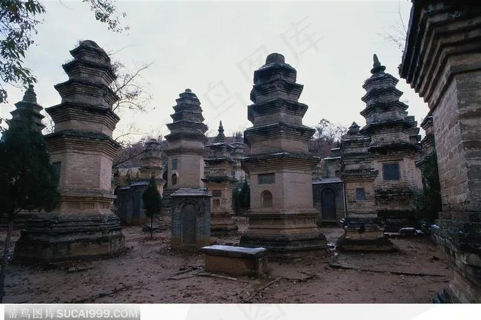 宝塔建筑-小巧的石头宝塔群