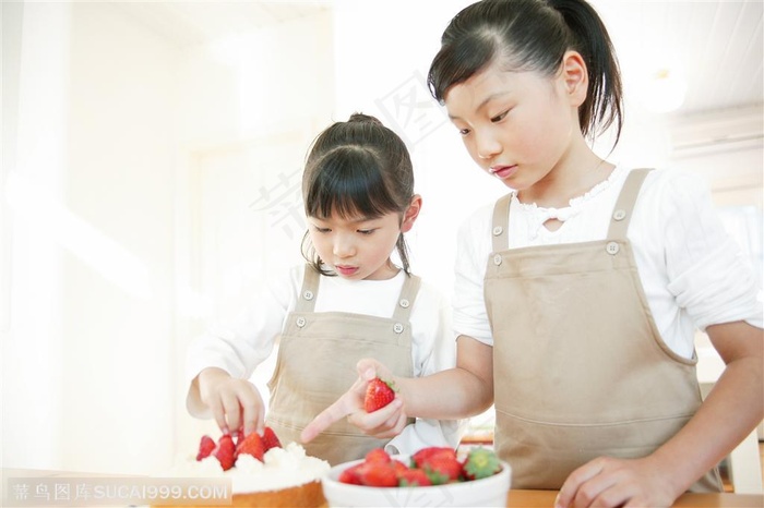 正在做草莓蛋糕的两个小女孩 童趣DIY