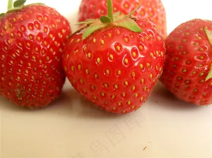 新鲜红草莓图片