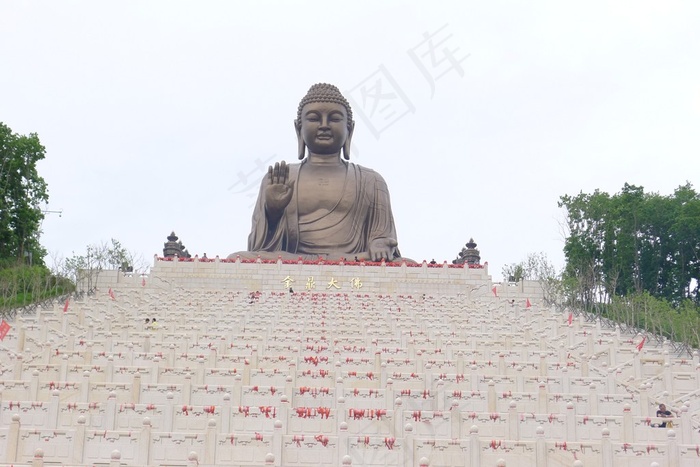 石阶上的金鼎大佛