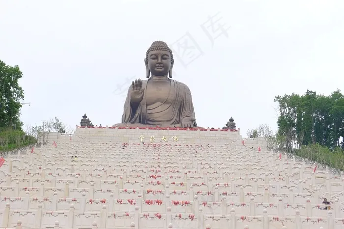 石阶上的金鼎大佛