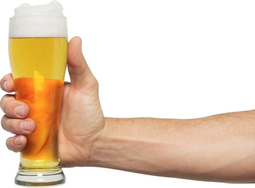手拿啤酒 PNG免抠