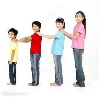 手搭在肩上的男孩女孩