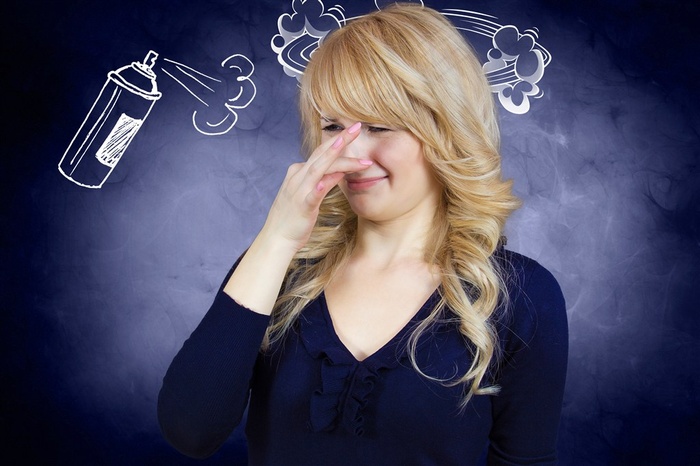 闻到刺鼻味道的人物高清图