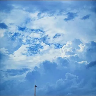 蓝色天空云朵背景图