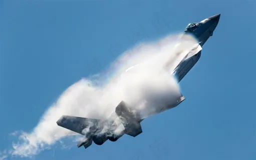 被白色蒸汽包裹的歼20隐形飞机 被白色蒸汽包裹的歼20隐形飞机