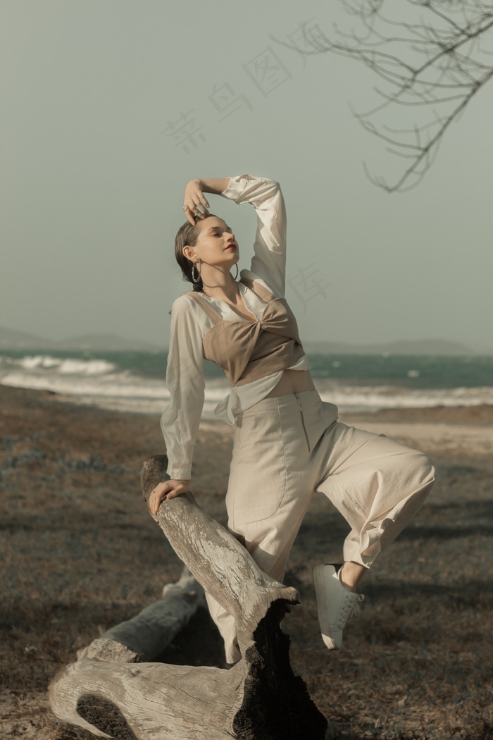 美女海边摆拍图片